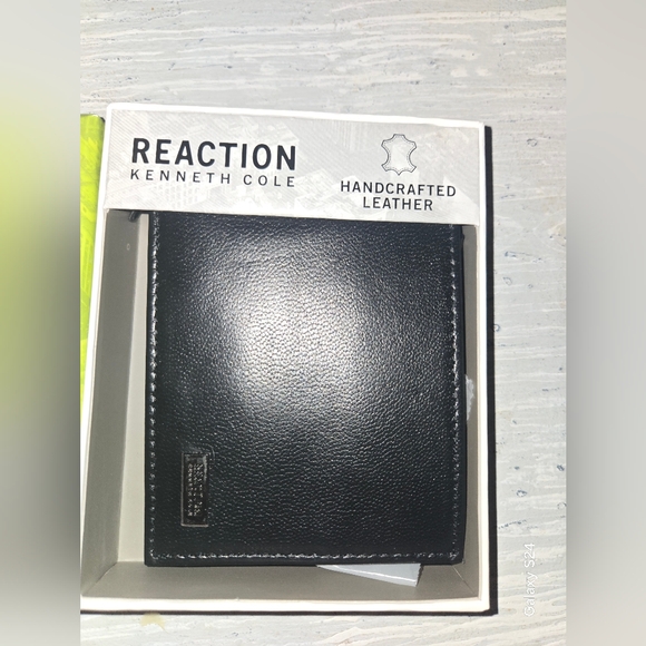 Kenneth Cole Reaction Leather Black Wallet Card Holder New - Picture 2 of 5